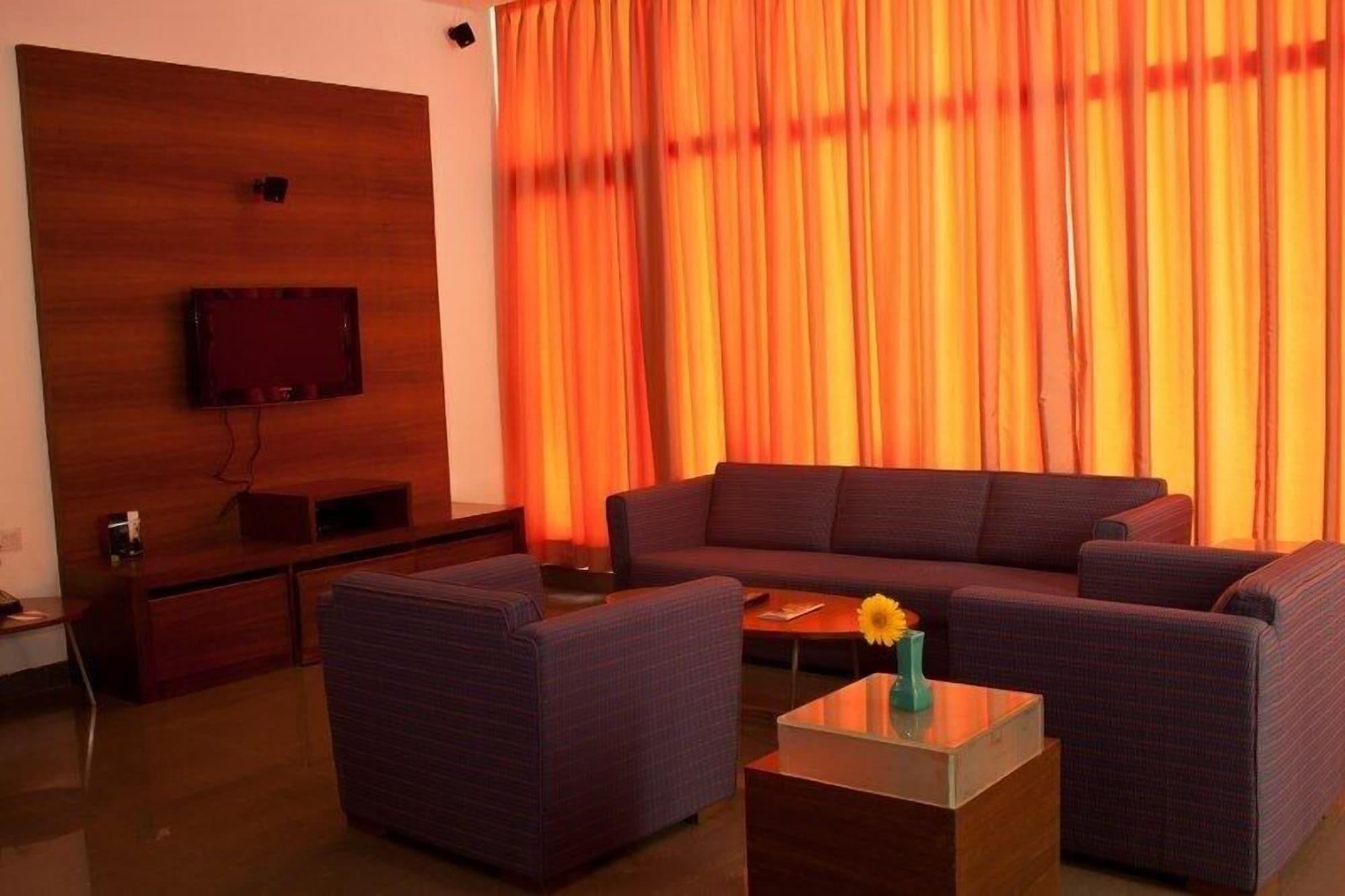 Hotel Parc Estique Pune Bagian luar foto