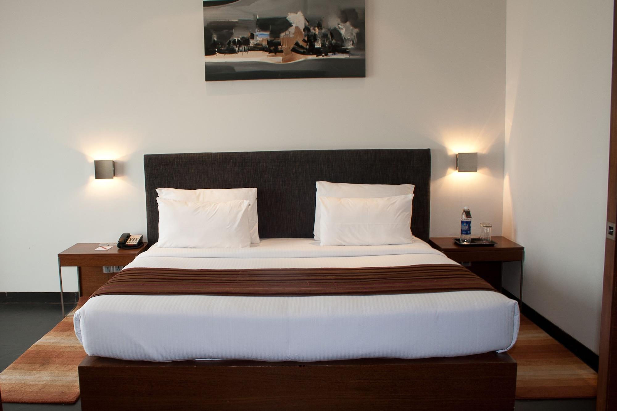 Hotel Parc Estique Pune Bagian luar foto