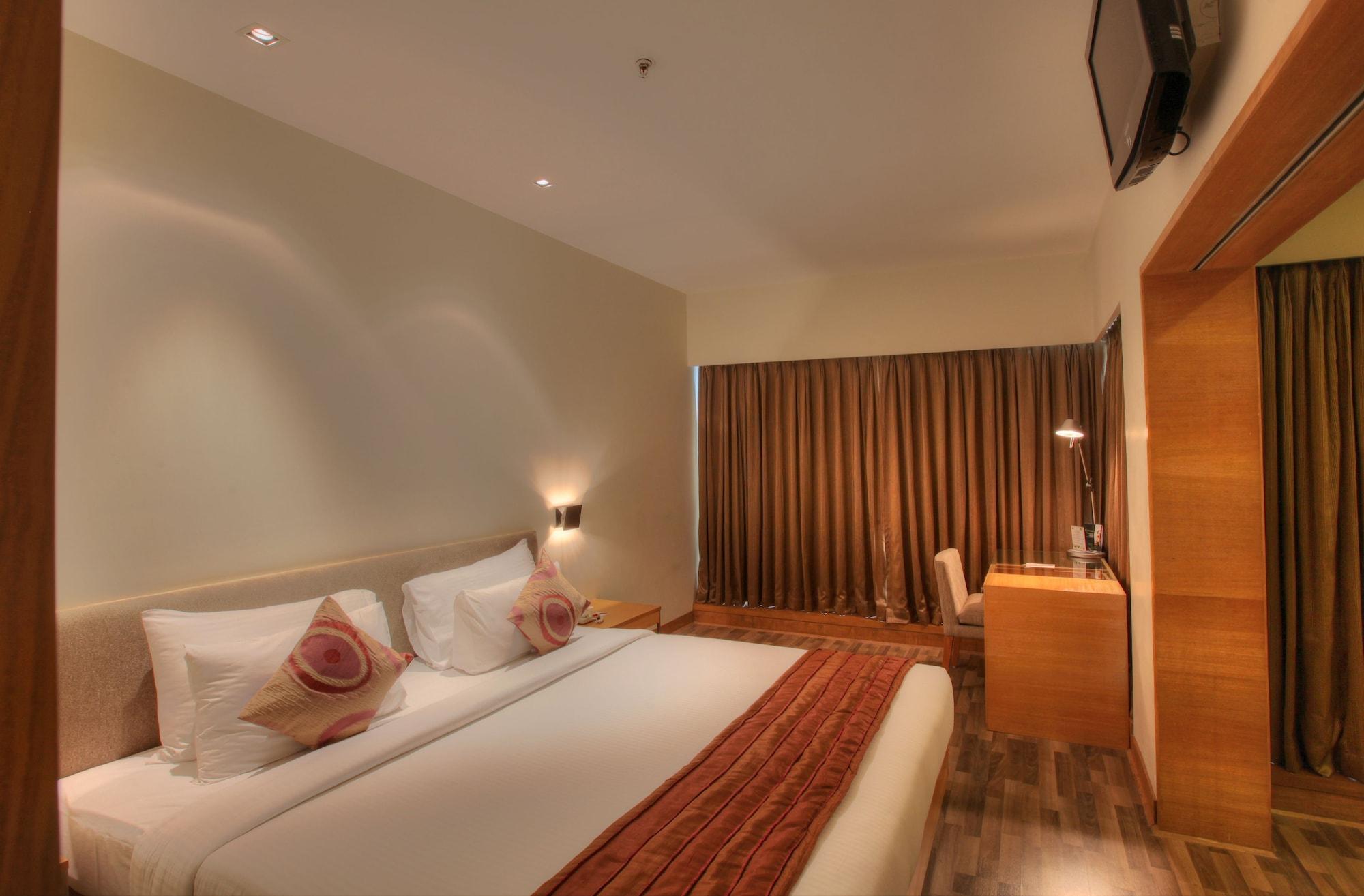 Hotel Parc Estique Pune Bagian luar foto