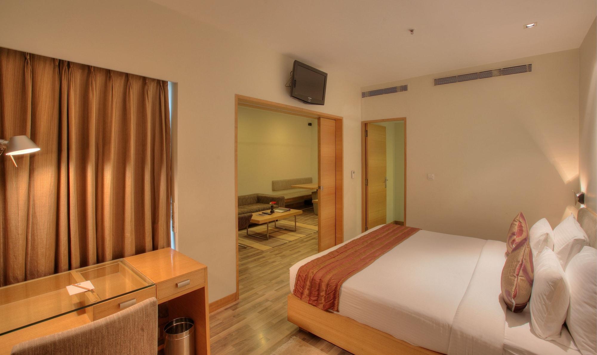 Hotel Parc Estique Pune Bagian luar foto