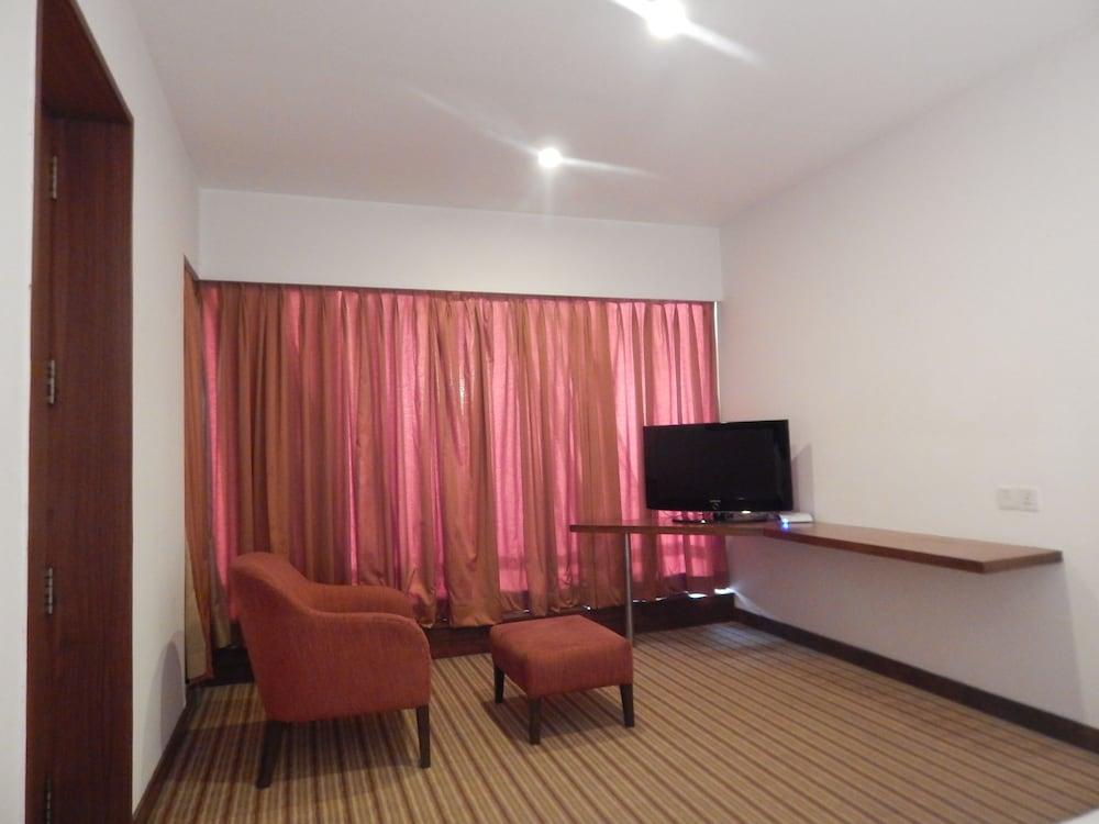 Hotel Parc Estique Pune Bagian luar foto