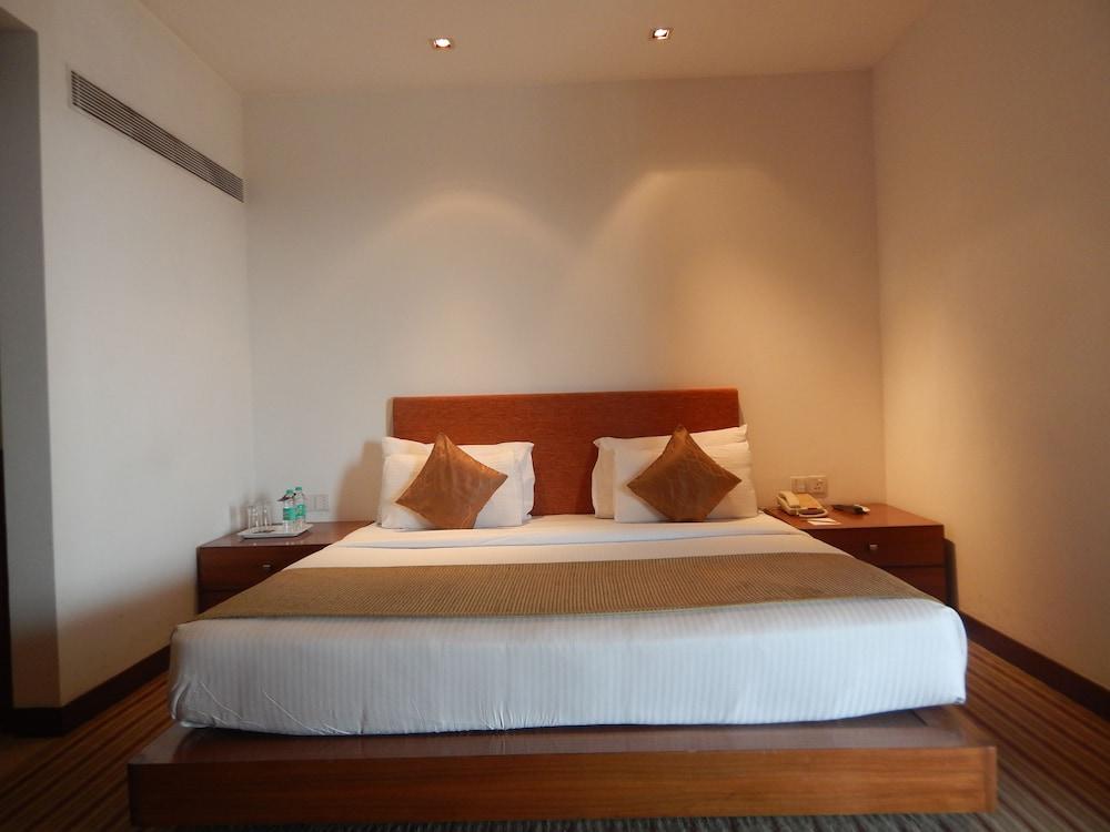 Hotel Parc Estique Pune Bagian luar foto