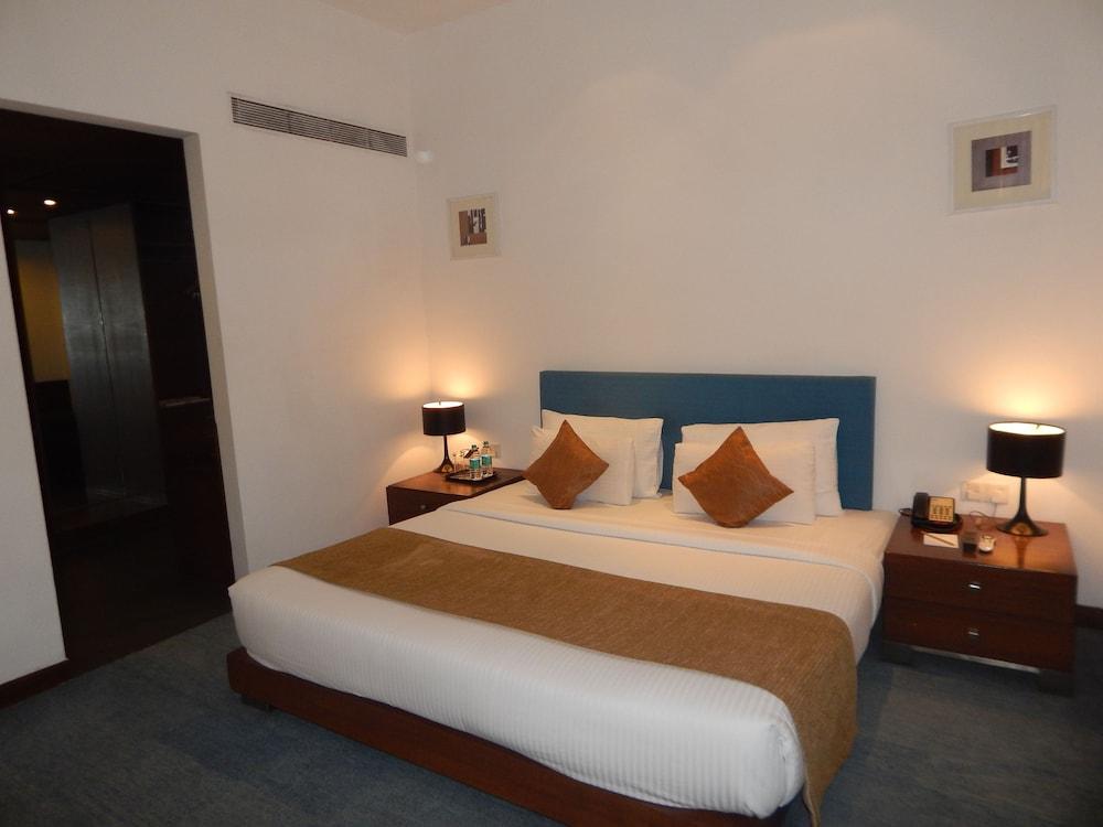 Hotel Parc Estique Pune Bagian luar foto