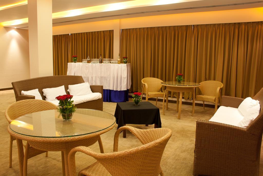 Hotel Parc Estique Pune Bagian luar foto