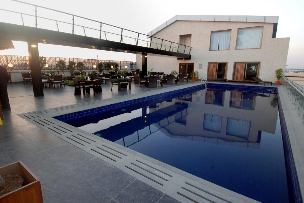 Hotel Parc Estique Pune Bagian luar foto
