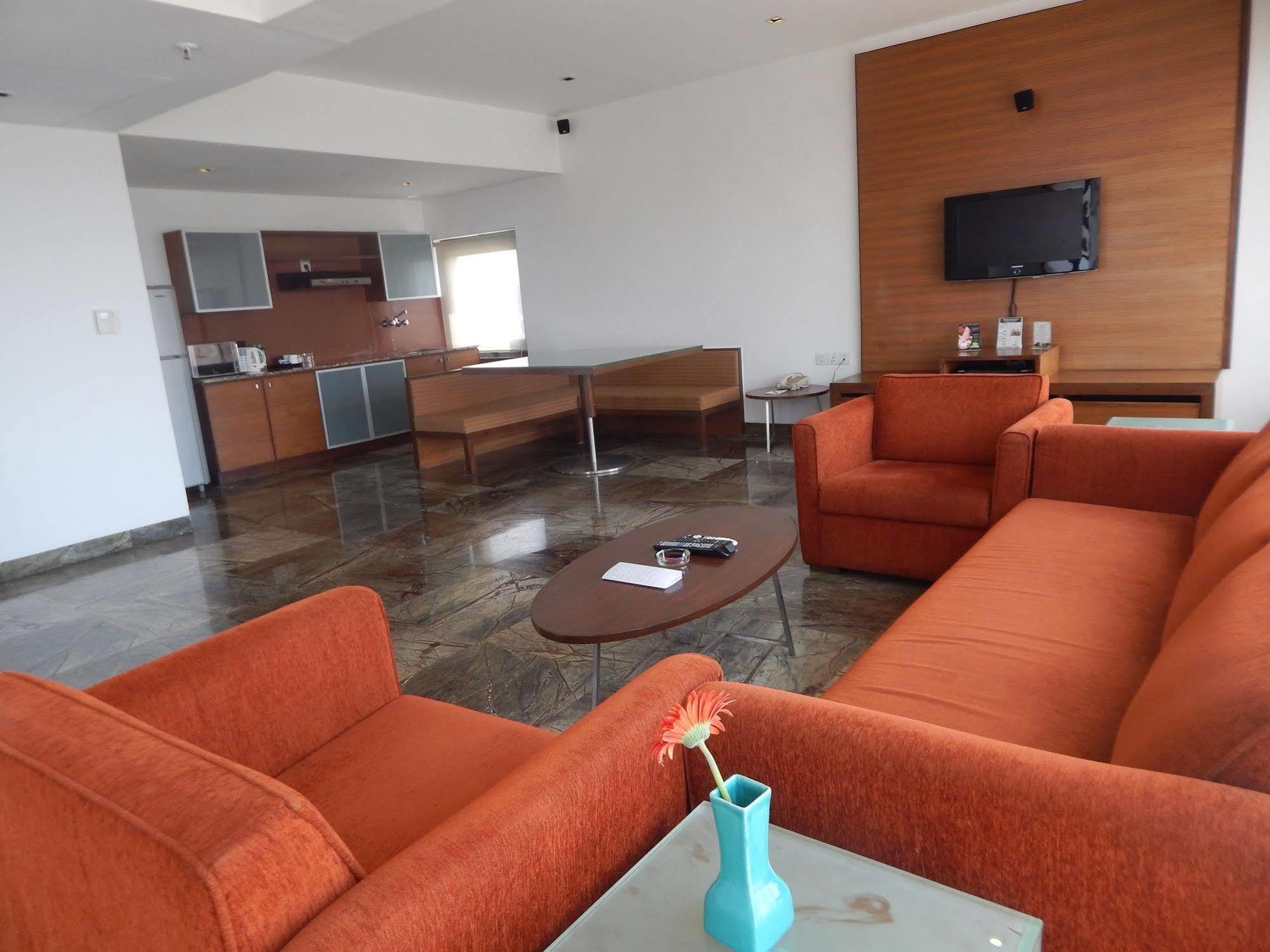 Hotel Parc Estique Pune Bagian luar foto