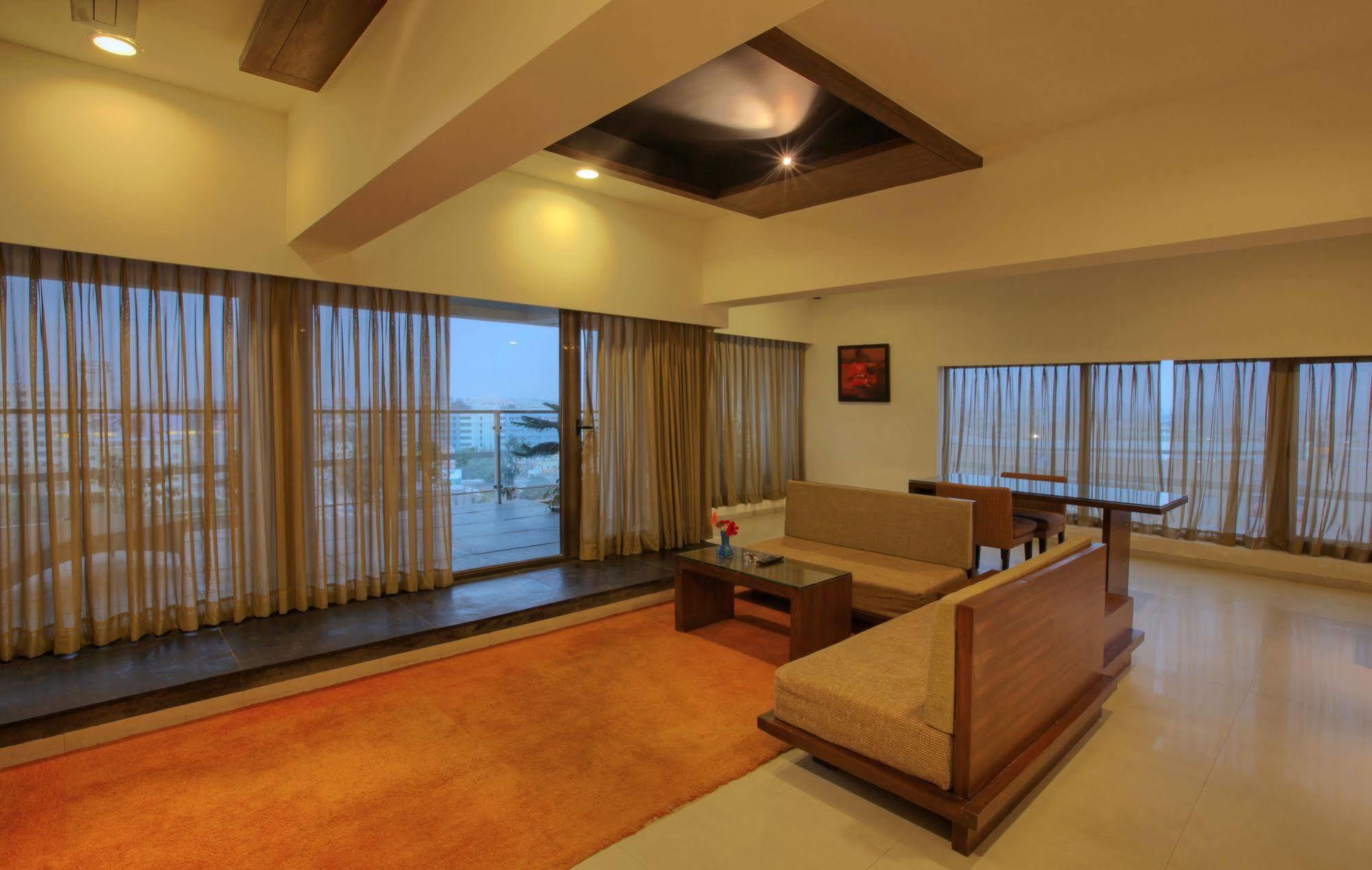 Hotel Parc Estique Pune Bagian luar foto