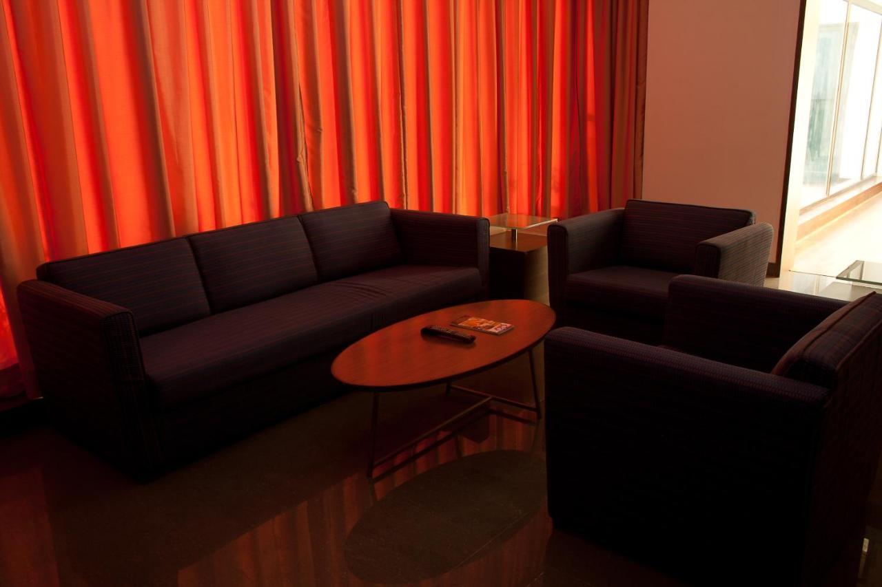 Hotel Parc Estique Pune Bagian luar foto