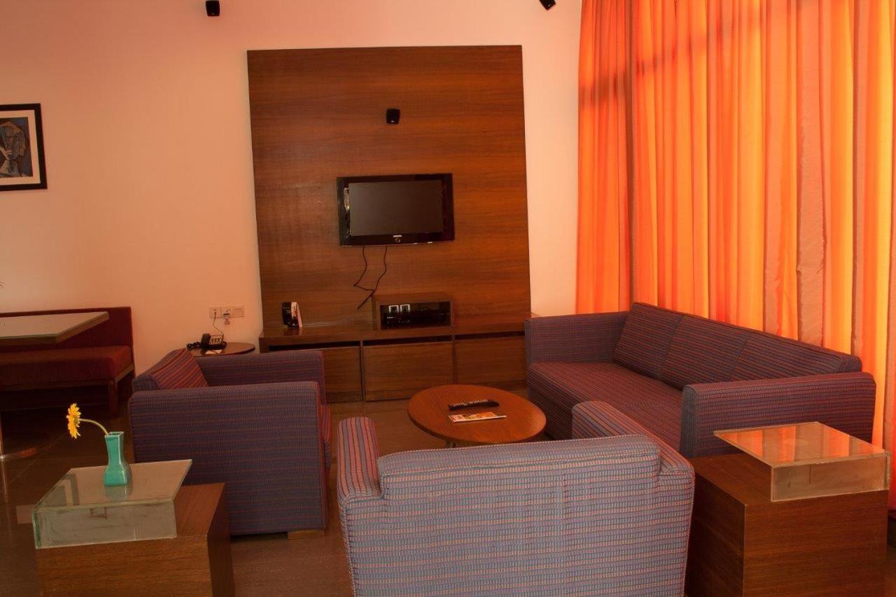 Hotel Parc Estique Pune Bagian luar foto