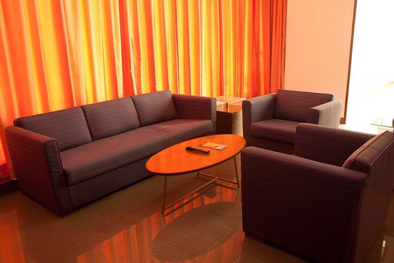Hotel Parc Estique Pune Bagian luar foto